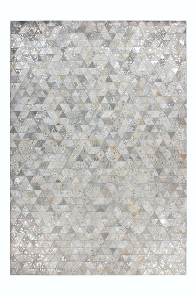 Rechteckiger Patchwork-Teppich aus dreieckigen Stücken in Kuhfell-Optik mit Metallic-Effekten.