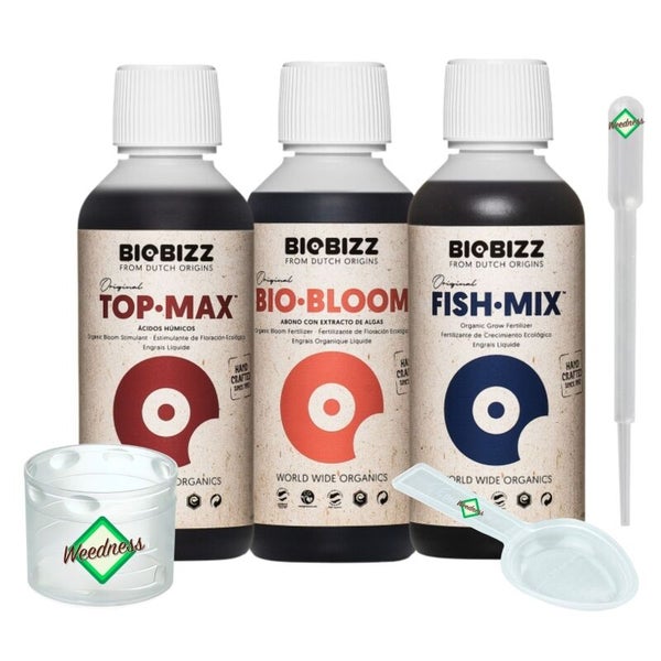 Drei Flaschen BioBizz Dünger Top-Max, Bio-Bloom und Fish-Mix mit Messlöffel, Pipette und Messbecher