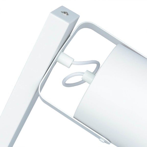Detailaufnahme einer weißen Deckenleuchte mit Kabel