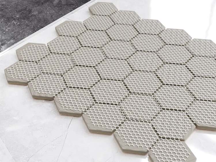 Sechseckige Mosaikfliese auf Netz, Rückansicht.