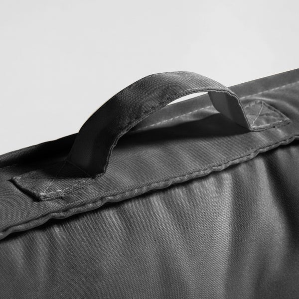 Moderne Gartenliege aus Holz mit weißer Liegefläche und Rollen auf einer Holzterrasse am Pool.