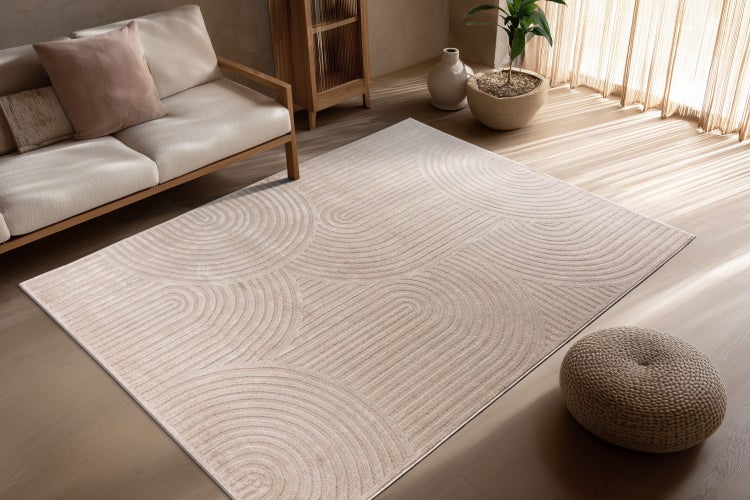 Wohnzimmer mit modernem Teppich mit geometrischem Bogenmuster in einem hellen und stilvoll eingerichteten Raum mit Holzmöbeln.