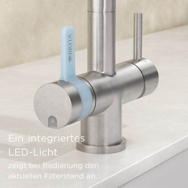 Küchenarmatur aus Edelstahl mit BRITA Logo und integrierter LED-Anzeige für den aktuellen Filterstatus.