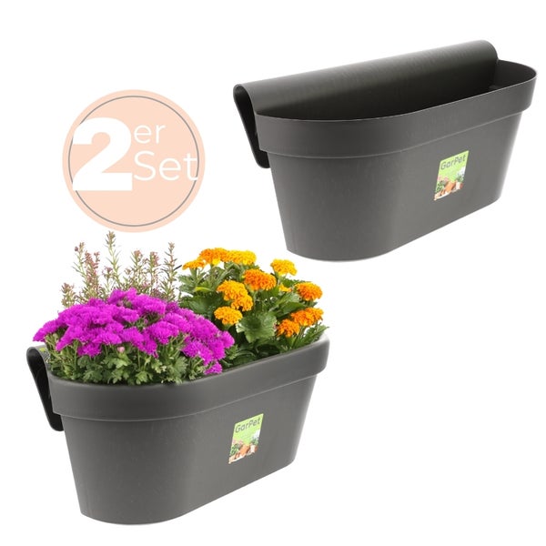 Zwei graue Balkonkästen, einer bepflanzt mit bunten Blumen