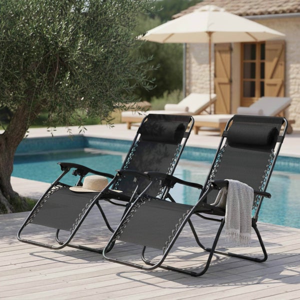 Schwarze klappbare Gartenliege mit Kopfpolster und Armlehnen aus Textilene und Metall.