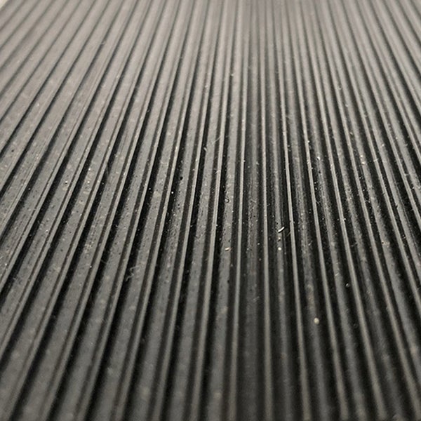 Gerippte Gummimatte zur Bodenabdeckung