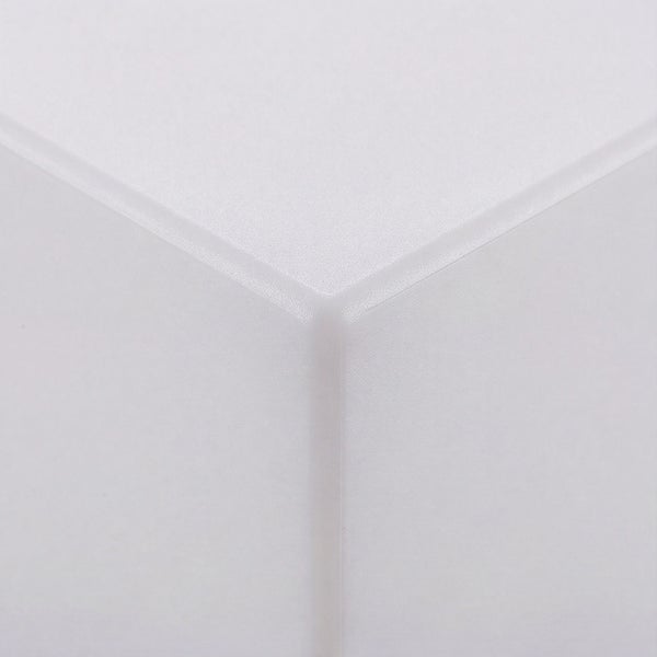 Detailansicht einer modernen Wandfliese mit geometrischer Facettenstruktur.