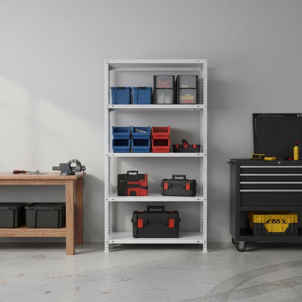 Weißes Metallregal mit fünf Böden in einer Werkstatt, bestückt mit Werkzeugkoffern und Kleinteilemagazinen neben einer Werkbank und einem Rollwagen.