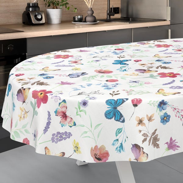 Runde Tischdecke mit Blumen- und Schmetterlingsmuster auf einem Tisch in einer modernen Küche.