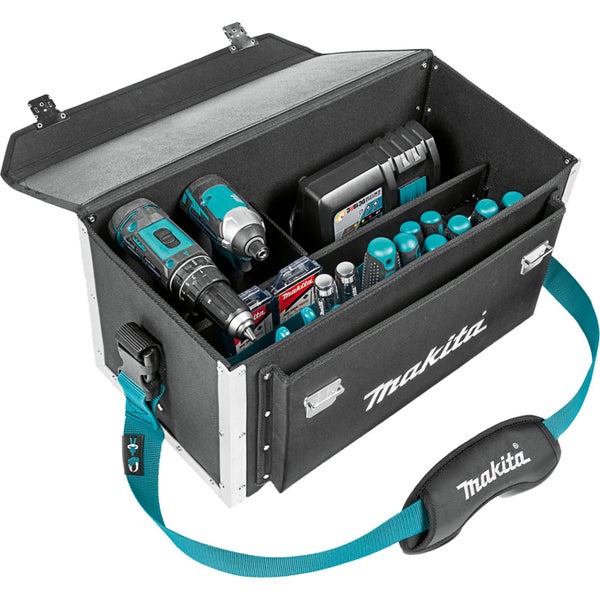 Geöffnete Werkzeugtasche mit verschiedenen Elektrowerkzeugen, Ladegerät und Zubehör, Makita Logo