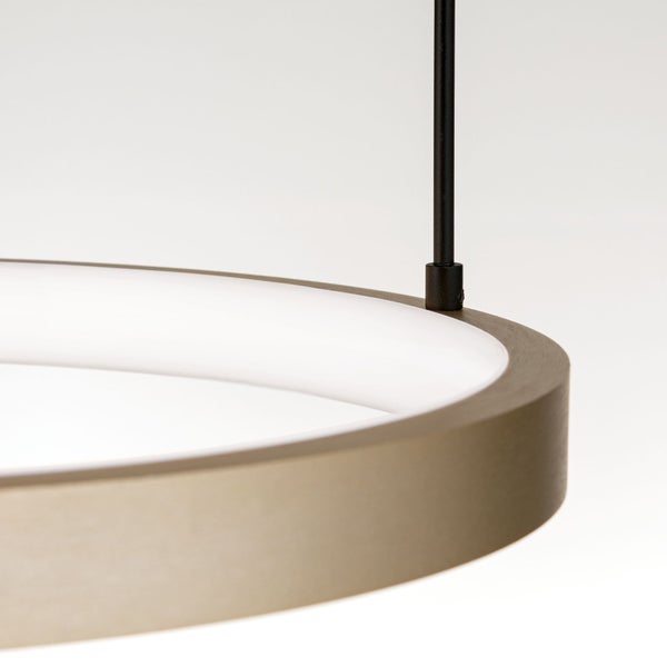 Detailansicht einer modernen kreisförmigen LED Pendelleuchte mit Metallrahmen und weißem Diffusor