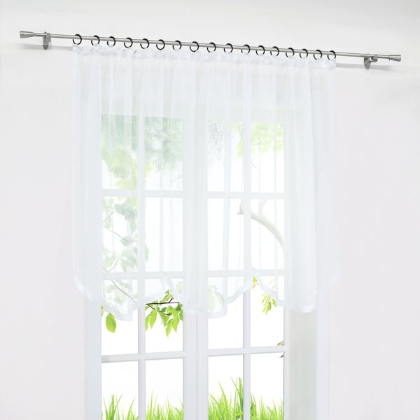 Gardine aus Voile mit Ösen auf einer Gardinenstange vor einem Fenster
