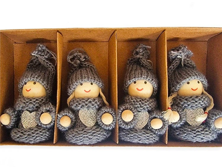 Set mit vier dekorativen Holzfiguren in gestrickter Kleidung mit Herzmotiv in einer Geschenkverpackung