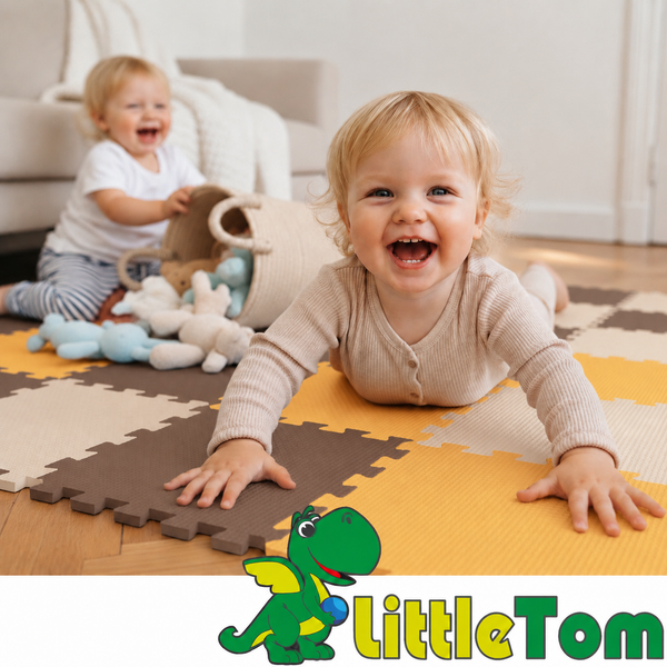 Kleinkind liegt auf Puzzlematte zum Spielen im Wohnzimmer, inklusive LittleTom Logo.