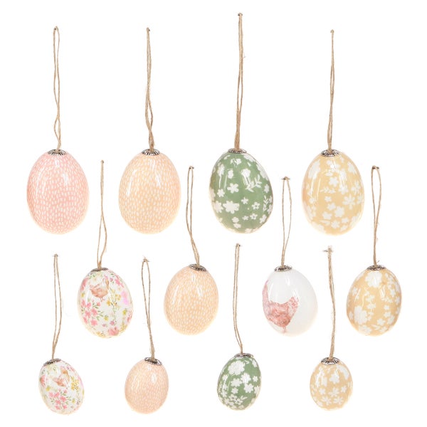 Dekorative Ostereier mit verschiedenen Mustern und Aufhängeschnüren