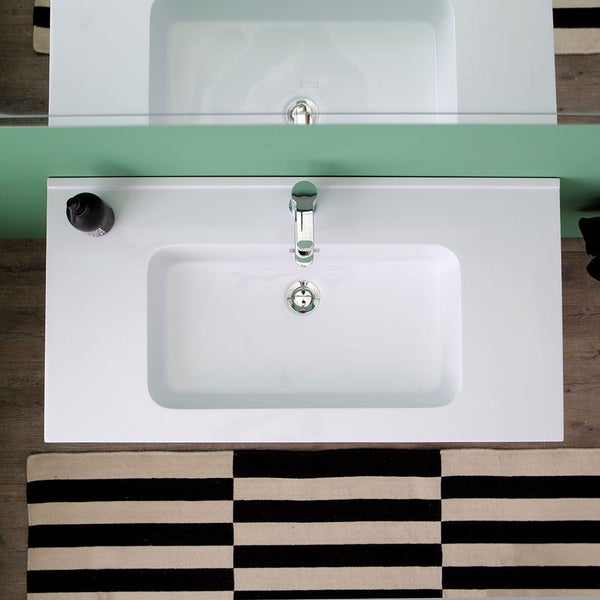 Badezimmer Waschtisch mit Armatur, Spiegel und gestreiftem Teppich