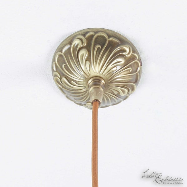 Deckenbefestigung aus Metall mit floralem Muster und Kabel