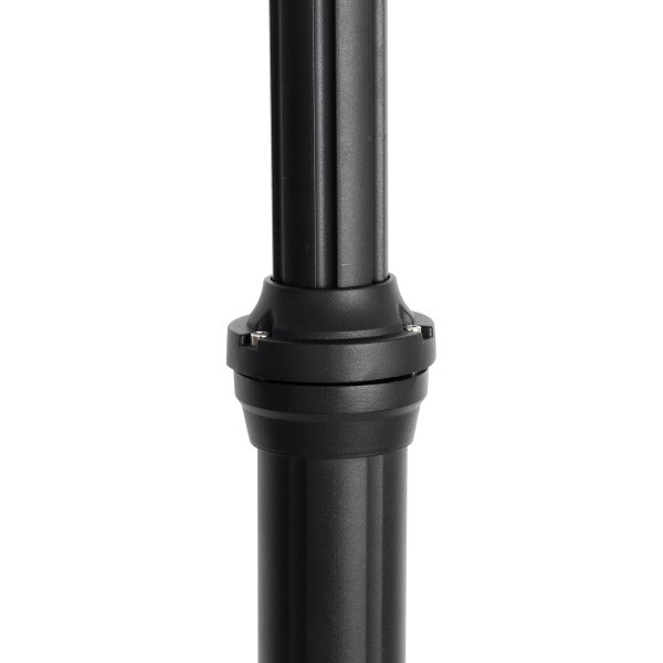 Nahaufnahme eines schwarzen, gerippten Mastteils mit Verbindungsstück und Schrauben.