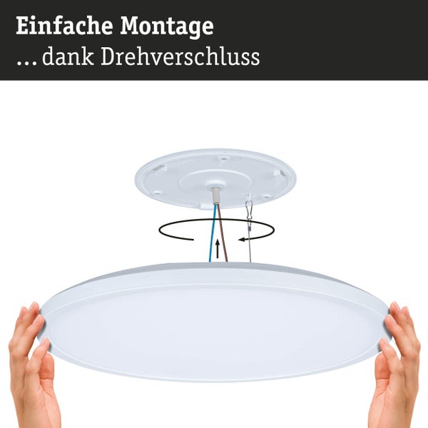 Einfache Montage einer runden Deckenleuchte durch Drehverschluss. Hände führen die Leuchte zur Deckenhalterung.