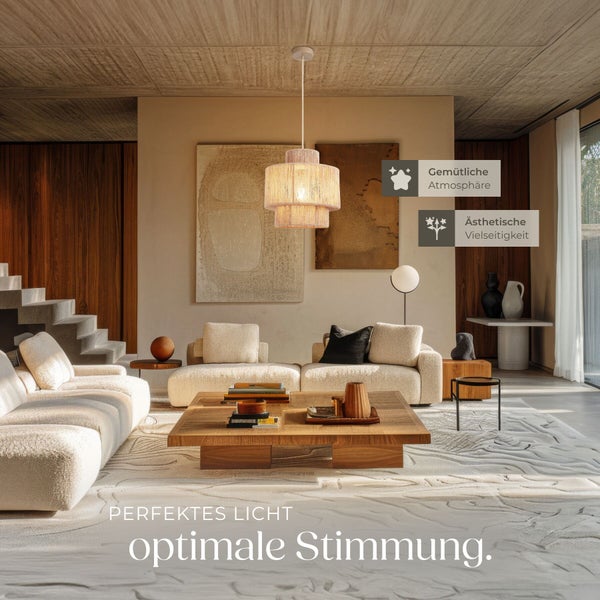 Wohnzimmer mit moderner Pendelleuchte aus Rattan und Textil, hellen Polstermöbeln, Holztisch und gemütlicher Einrichtung.
