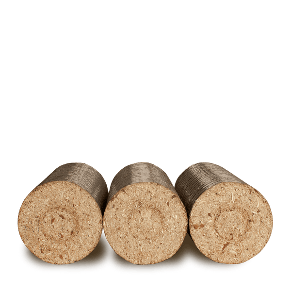 Drei runde Holzbriketts aus gepressten Holzspänen für Kamine und Öfen.