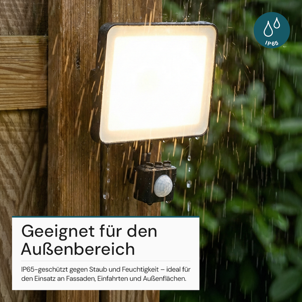 Quadratische Aussenleuchte mit Bewegungsmelder und IP65 Schutzart an einem Holzzaun im Regen.