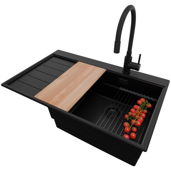 Schwarze Küchenspüle mit Abtropffläche, Armatur und Schneidebrett