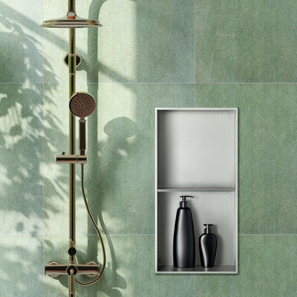 Duschsystem mit Kopfbrause und Handbrause neben einer eingebauten Wandnische aus Edelstahl in einer gefliesten Dusche