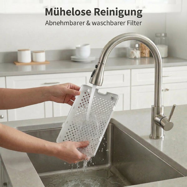 Ein abnehmbarer und waschbarer weißer Filter wird unter einer Küchenarmatur in einem Edelstahlspülbecken gereinigt.