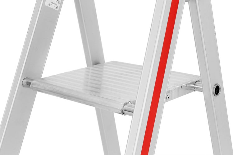 Detailansicht einer Aluminium-Trittleiter mit geriffelter Stufe