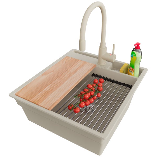 Spüle mit Abtropfgestell, Schneidebrett, Spülmittel und Tomaten