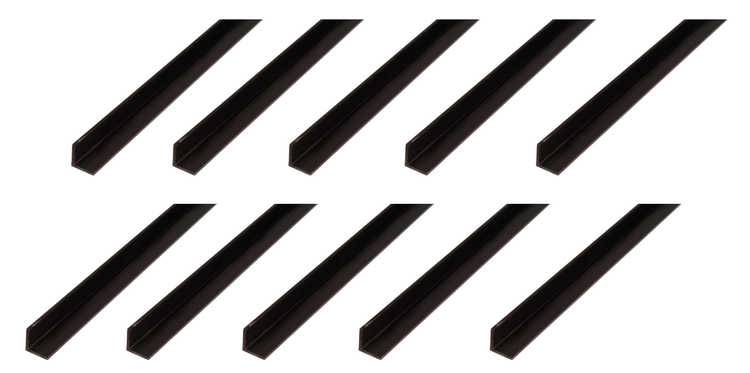 Set aus zehn gleichlangen Winkelprofilen aus Metall als Metallwinkel für Bauprojekte.