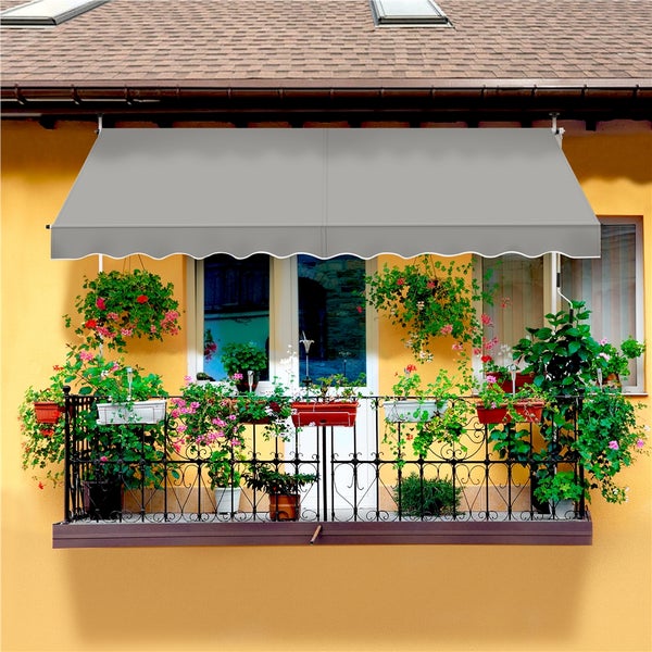 Graue Markise über Balkon mit Pflanzenkästen