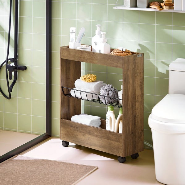 Badezimmer Szene mit einem schmalen Holzregal auf Rollen zur Aufbewahrung von Badartikeln neben einer Toilette und einer Dusche