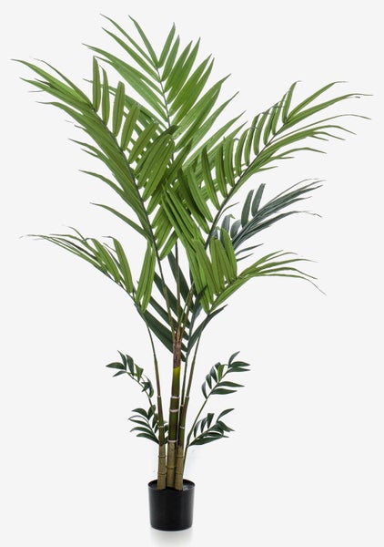 Künstliche Palme mit grünen Palmwedeln in einem schwarzen Kunststofftopf.
