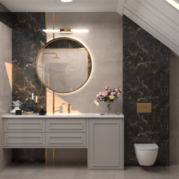 Helles Badezimmer mit Waschtisch, Spiegel, Toilette und Dekor