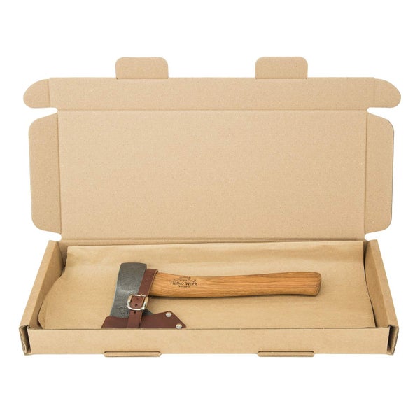 Helko Werk Beil mit Holzstiel und Lederschneidenschutz in einem Versandkarton