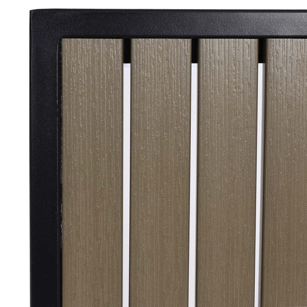 Detailansicht eines Gartenmöbels mit Latten aus Holzverbundwerkstoff und schwarzem Rahmen