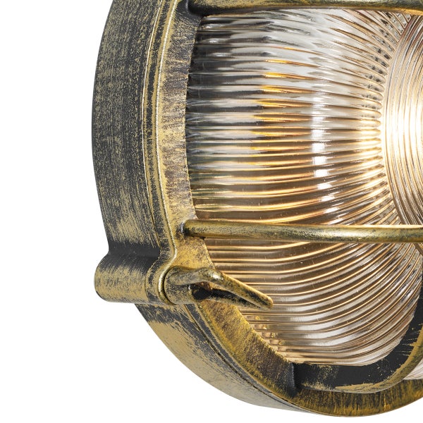 Detailansicht einer runden Außenleuchte mit Metallkäfig in Gold-Optik und geriffeltem Glas.