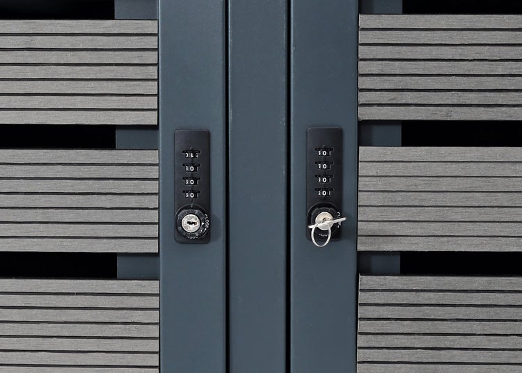 Detailaufnahme von zwei abschließbaren Türen eines Gartenhauses oder Geräteschuppens mit Zahlenschloss und Schlüssel