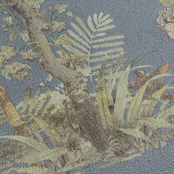 Strukturierte Tapete mit botanischem Motiv, zeigt Bäume und Farne in einer detailreichen Darstellung.