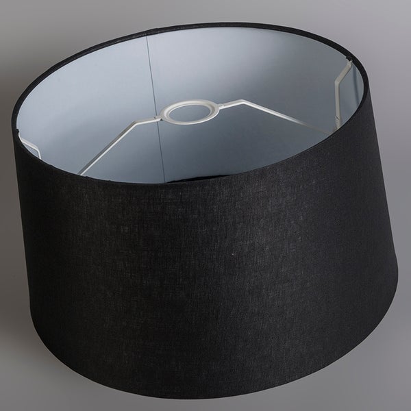 Runder Lampenschirm aus schwarzem Textilgewebe mit weißer Innenseite und innenliegendem Metallring für die Fassung.
