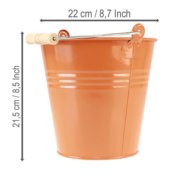 Oranger Metalleimer mit Holzgriff, Höhe 21,5 Zentimeter und Durchmesser 22 Zentimeter.