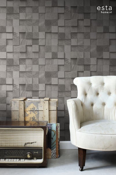 Szene mit grauer 3D-Holzoptik-Tapete, Sessel, Radio und Holzkiste