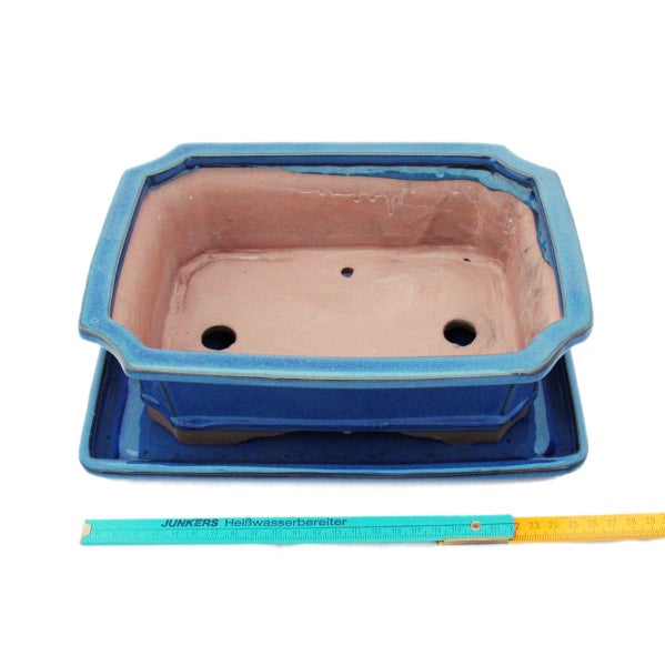 Schutznetz für Balkon oder Garten mit Hand im Vordergrund