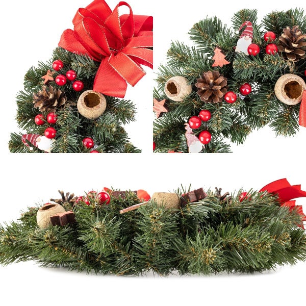 Künstlicher Weihnachtskranz dekoriert mit roter Schleife, Tannenzapfen, roten Beeren und Wichteln in verschiedenen Detailansichten.