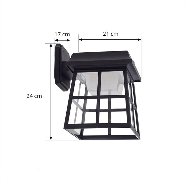 Schwarze Außenwandleuchte in Laternenform mit Maßen: Höhe 24 Zentimeter, Breite 21 Zentimeter, Tiefe 17 Zentimeter.