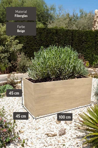Rechteckiger Pflanzkasten aus Fiberglas in Beige mit Holzoptik, Maße 100 mal 45 mal 45 Zentimeter, bepflanzt in einer Gartenanlage.