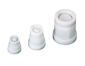 Drei weiße Keramikdüsen in verschiedenen Größen.