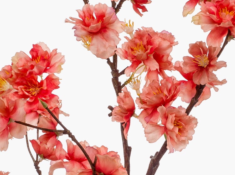 Künstliche Lilie mit gelben Blüten, Knospen und grünem Stiel.